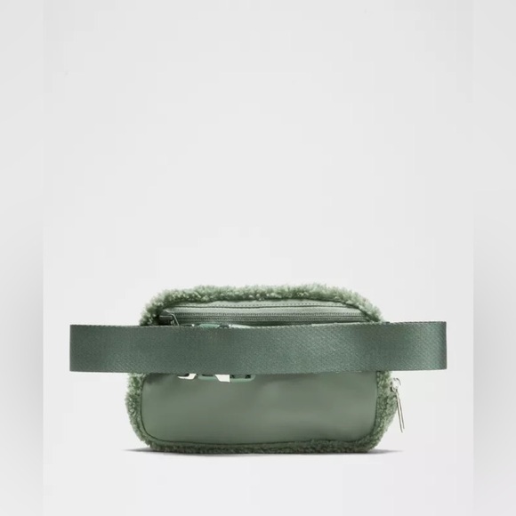 Everywhere Belt Bag Fleece - Grey Eucalyptus Silver - Picture 2 of 3